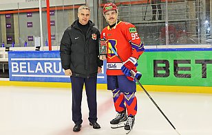 Максим Кунишников с наградой лучшему игроку по итогам октября!