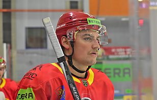 С Чубой скучно не бывает! Хоккеист «Лиды» вышел командное фото с микрофоном