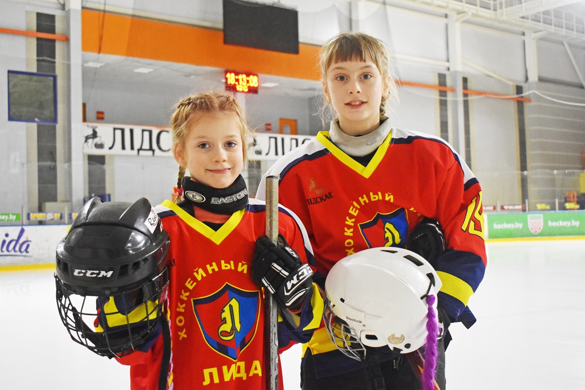 Увлекается хоккеем. Лидская хоккеистка. Спонсор на льду хоккей. Хоккей в Белоруссии картинки с детьми.